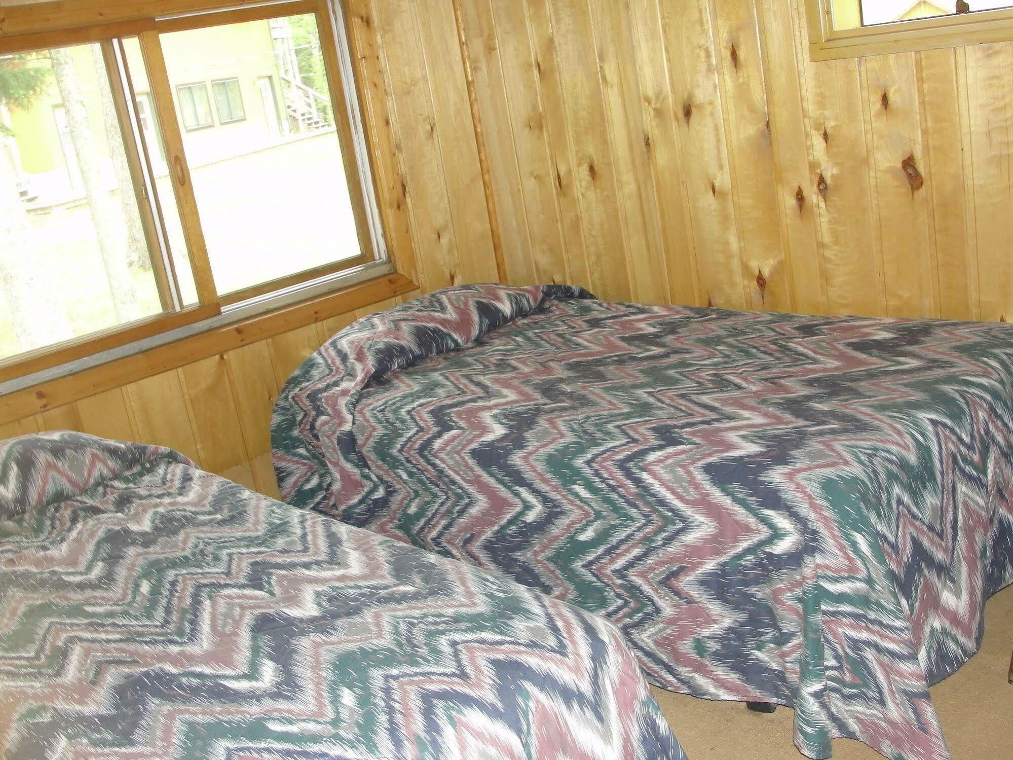 Pine Point Lodge Resort & Motel Crane Lake エクステリア 写真